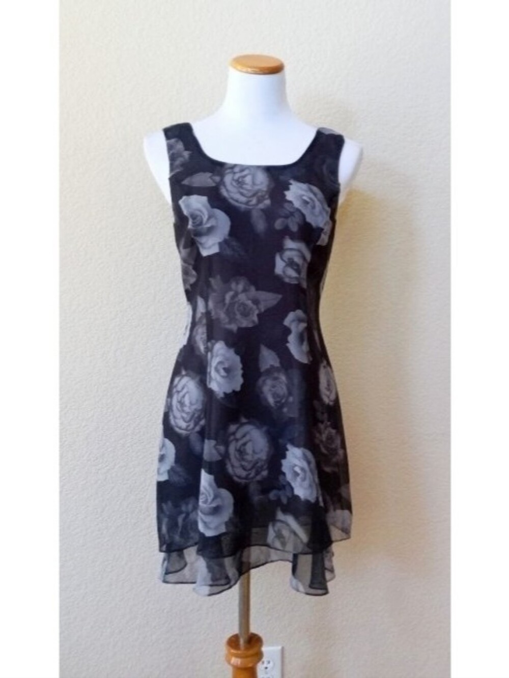 Scarlett vintage 1990s black ans gray floral sleeveless dress with subtle glitte